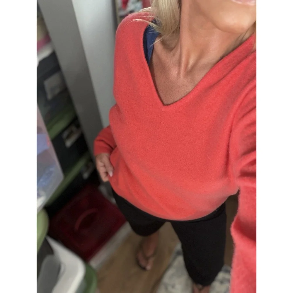 Tahari M Luxury 100% 2 Ply Cashmere Coral Sweater V Neck Long Sleeve Glamorous
